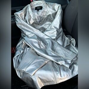 Torrid faux leather moto only worn twice. No flaws. Torrid size 6